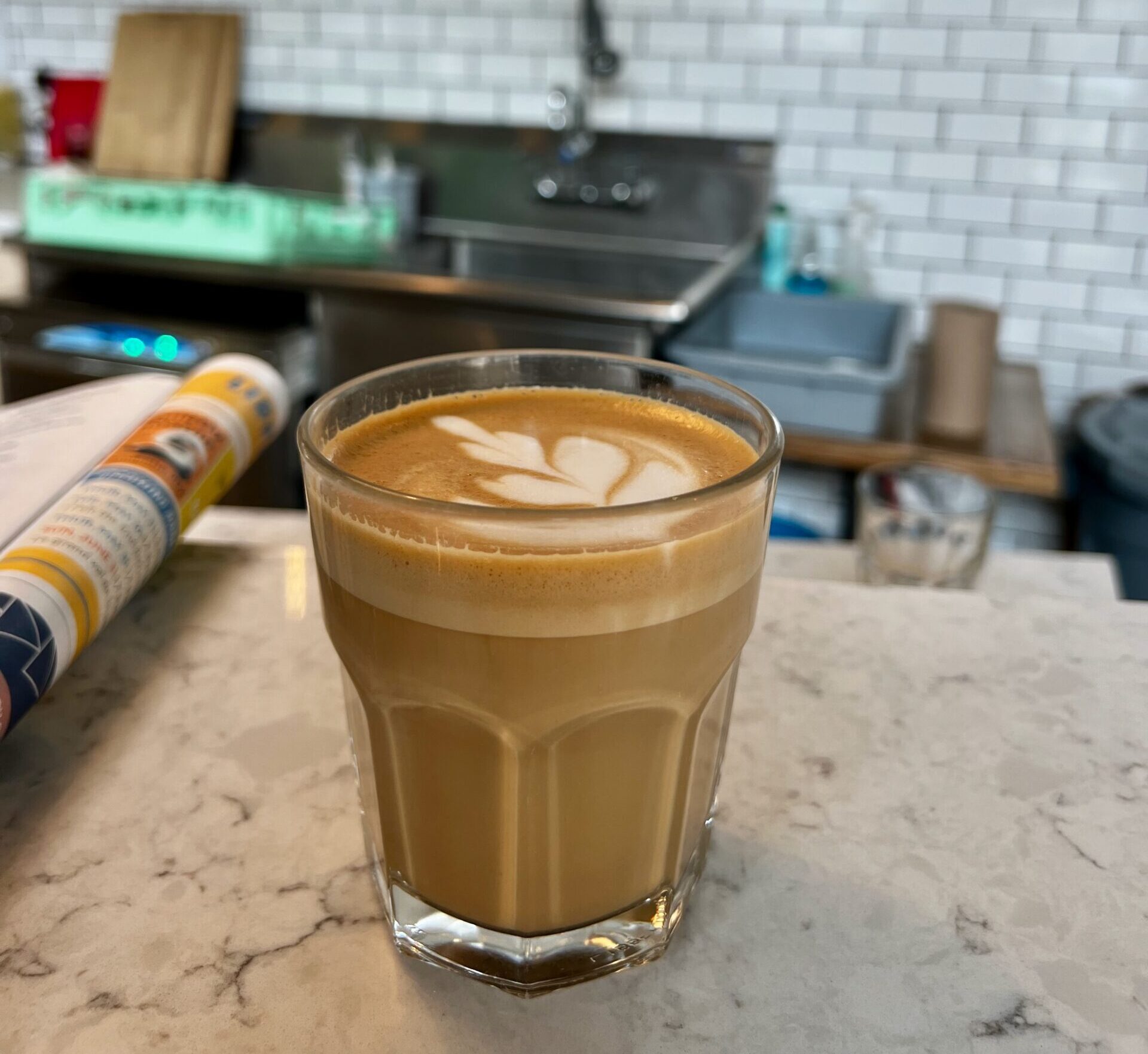 café latte servido em um café em montreal.